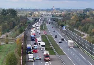 Na pasie awaryjnym A2 wysiadł z ciężarówki, zginął pod kołami busa