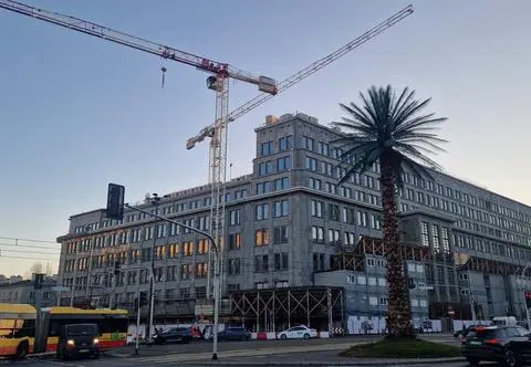 "Ten budynek ciągle nas zaskakuje, w środku podziurawiony jak ser"