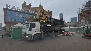 Znikają namioty kwiaciarskie sprzed Hali Mirowskiej