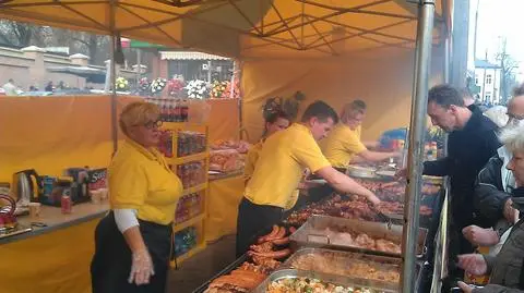 Kiełbasa, frytki i turecka chałwa. Przy Cmentarzu Bródnowskim się pożywisz 