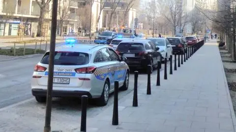 Strażnicy zlecili holowanie samochodów blokujących przebudowę drogi