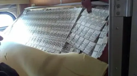 Przemycali 15 000 paczek papierosów w pociagu