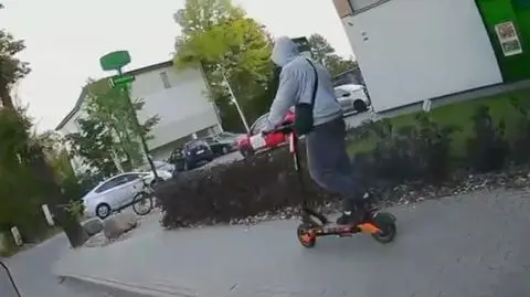 Policjanci zatrzymali do kontroli nastolatka na hulajnodze 