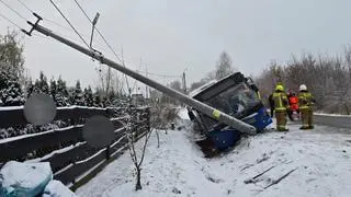 Autobus uderzył w słup 