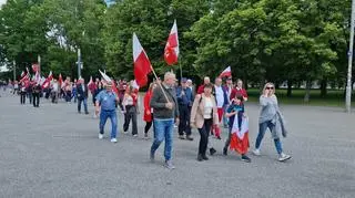 Uczestnicy zmierzający na marsz Nawrockiego 