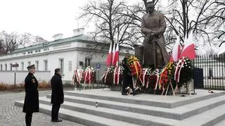 Prezydent Warszawy Rafał Trzaskowski składa kwiaty przed pomnikiem Marszałka Józefa Piłsudskiego