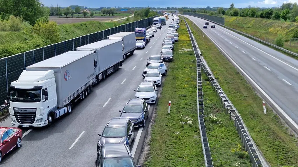Olbrzymi korek na A2 po zderzeniu aut