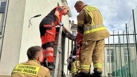 Nastolatek "nadział się" na ogrodzenie 
