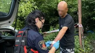 Strażnicy założyli poszkodowanemu opatrunek