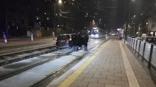 Samochód zawisł na torowisku tramwajowym 