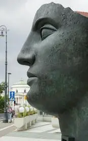 Monumentalna rzeźba "Tindaro" Igora Mitoraja na placu Trzech Krzyży w Warszawie