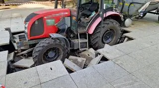 Traktor wjechał w fontannę