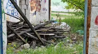 Składowisko śmieci na miejskiej działce przy ul. Liczydło