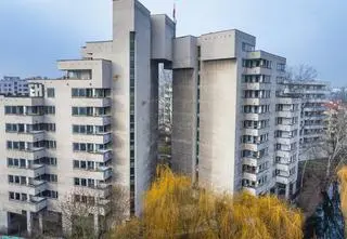 "Ponury symbol sowieckiej dominacji". Konkurs na "szpiegowo"