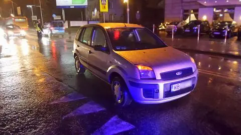 Ford potrącił kobietę i dwuletnie dziecko