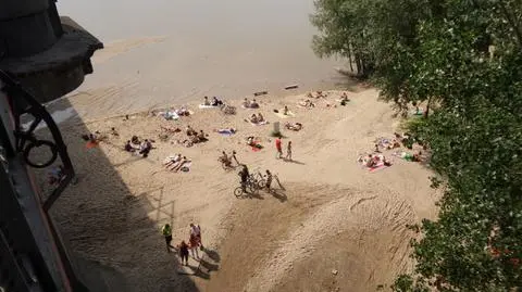 Wisła oddaje plażę. Warszawiacy już się opalają