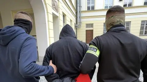 Policja zatrzymała osiem osób podejrzanych o kradzieże samochodów