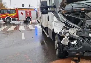 Dwa rozbite auta, trzy osoby ranne 