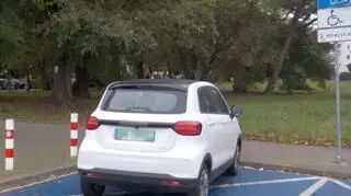 Zaparkował na kopercie, miał nieważną kartę żony