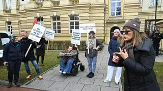 Demonstracja osób z niepełnosprawnościami przed siedzibą KPRM