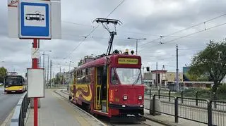 Tramwaj pomiarowy na remontowanym torowisku
