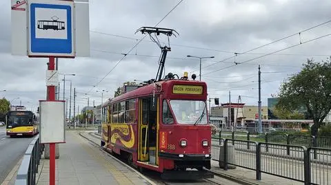 Tramwaj pomiarowy na remontowanym torowisku