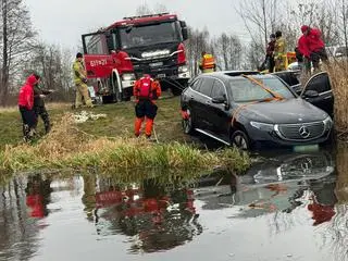 Auto zatopione w rzece w powiecie pułtuskim 