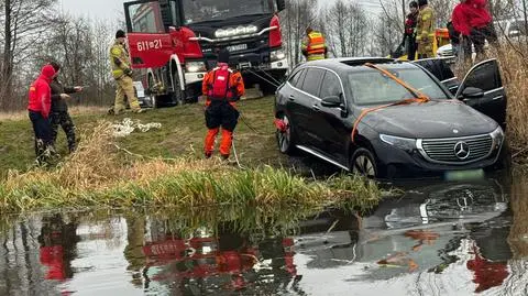 Auto zatopione w rzece w powiecie pułtuskim 