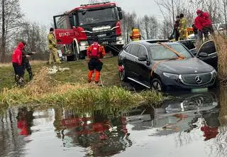 Wydobyli samochód z dna rzeki