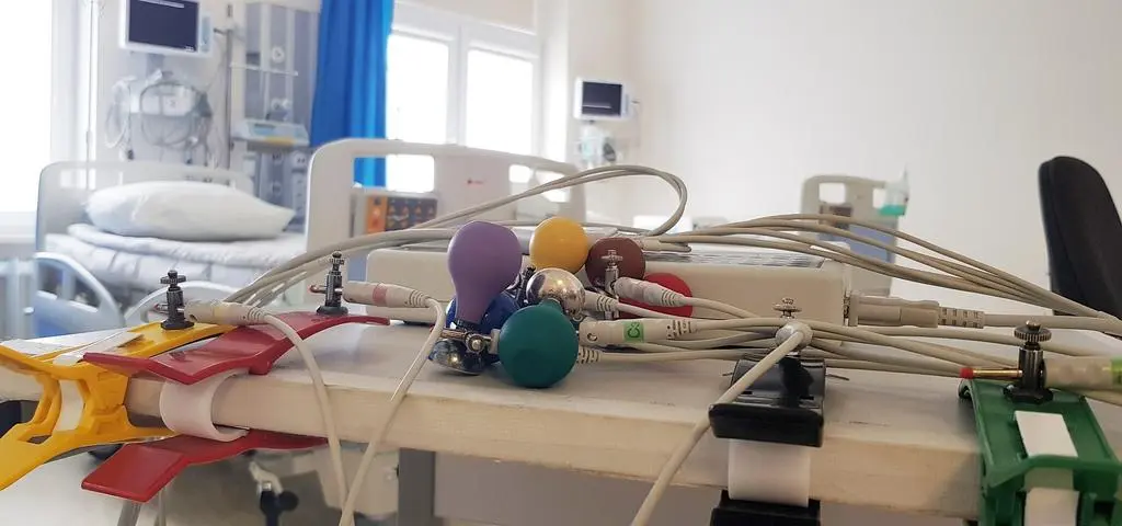 "Rany wskazują, że mężczyzna się bronił". Dwie osoby zatrzymane w sprawie ataku na Marszałkowskiej 
