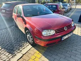 Policjanci zatrzymali kierowcę, który przewoził pasażerkę w bagażniku