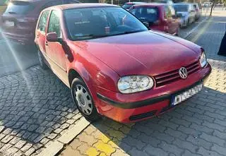 Pod wpływem narkotyków, z sądowymi zakazami, przewoził pasażerkę w bagażniku