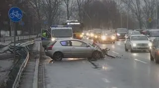 Samochód wpadł w barierki