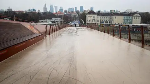 Czyszczą kładkę ze śladów hamowania