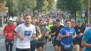 Biegacze na trasie maratonu na Wybrzeżu Helskim