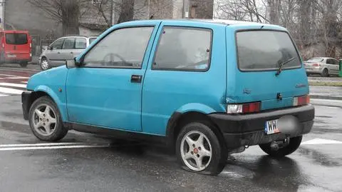Uciekał przed policją cinquecento. Samochód mógł być kradziony