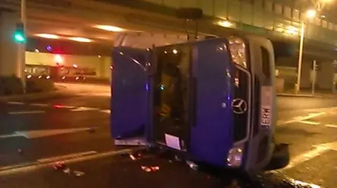 Wypadek na Modlińskiej. Dostawczak na boku
