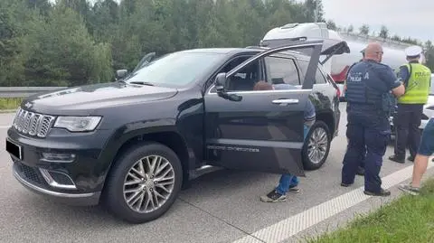 Jeepa skradzionego w Niemczech odzyskali na S8. W dziupli znaleźli karoserie dwóch innych aut tej marki