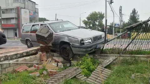 Kierowca wjechał w ogrodzenie w Ożarowie Mazowieckim