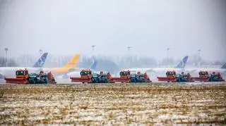 Odśnieżanie pasów startowych na Lotnisku Chopina