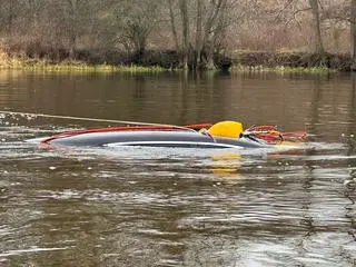 Auto zatopione w rzece w powiecie pułtuskim 