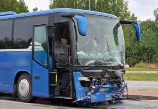 Autobusem podróżowały dzieci. Zginęły dwie osoby z drugiego auta