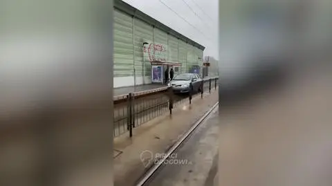 Jechał samochodem po torowisku. "Co ty k.... robisz?!". Nagranie