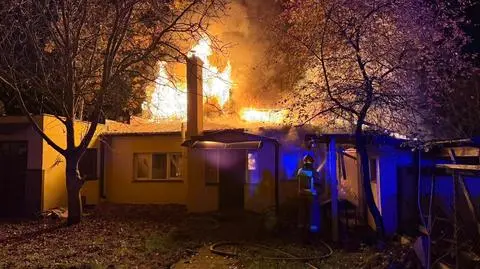 Pożar domu w Wawrze. W środku były cztery osoby i pies