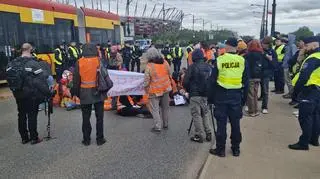 Aktywiści Ostatniego Pokolenia przykleili się do jezdni 