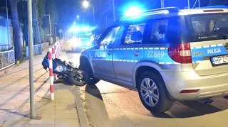 Nastolatek uderzył skuterem w radiowóz