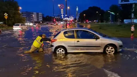 Kierowca utknął na zalanej ulicy. Z pomocą ruszył nasz reporter