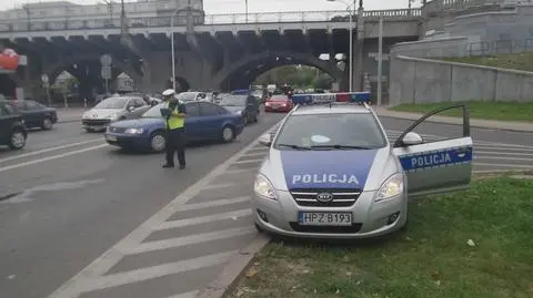 Kolizja pod mostem. "Zmieniał pas ruchu i uderzył w peugeota"