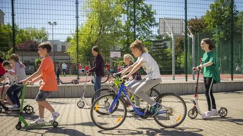 Rowerowy maj w stolicy, ratusz podaje liczby. Tylko osiem procent uczniów wybrałoby samochód