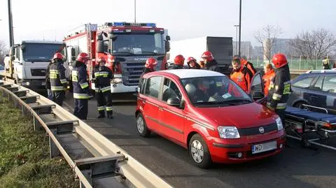 Wypadek przed mostem Grota. Ciężarówka najechała na fiata